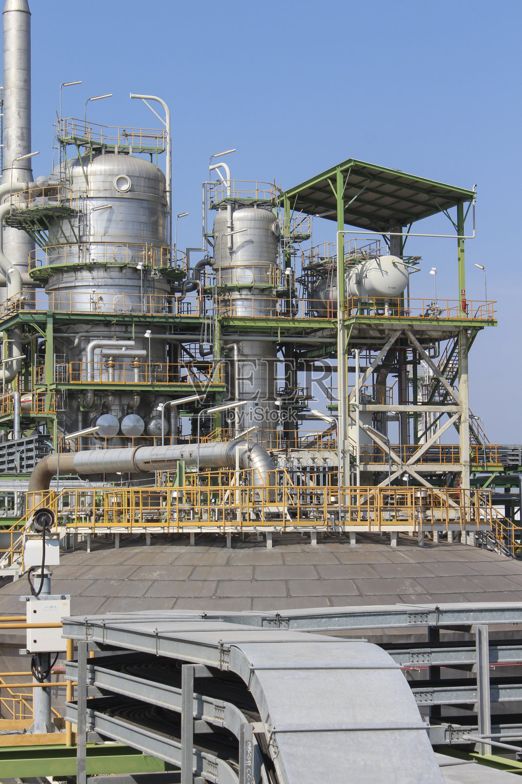夏天的一天石油化工廠